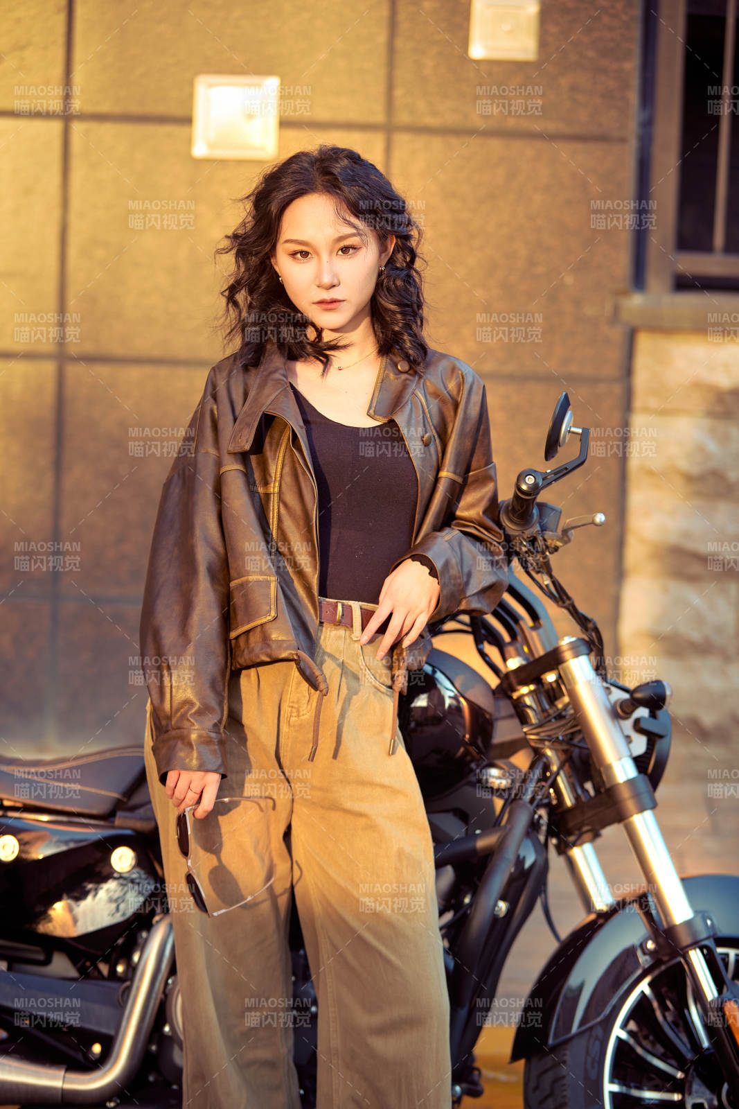 夕阳午后骑复古摩托进行拍照的东方美女图片