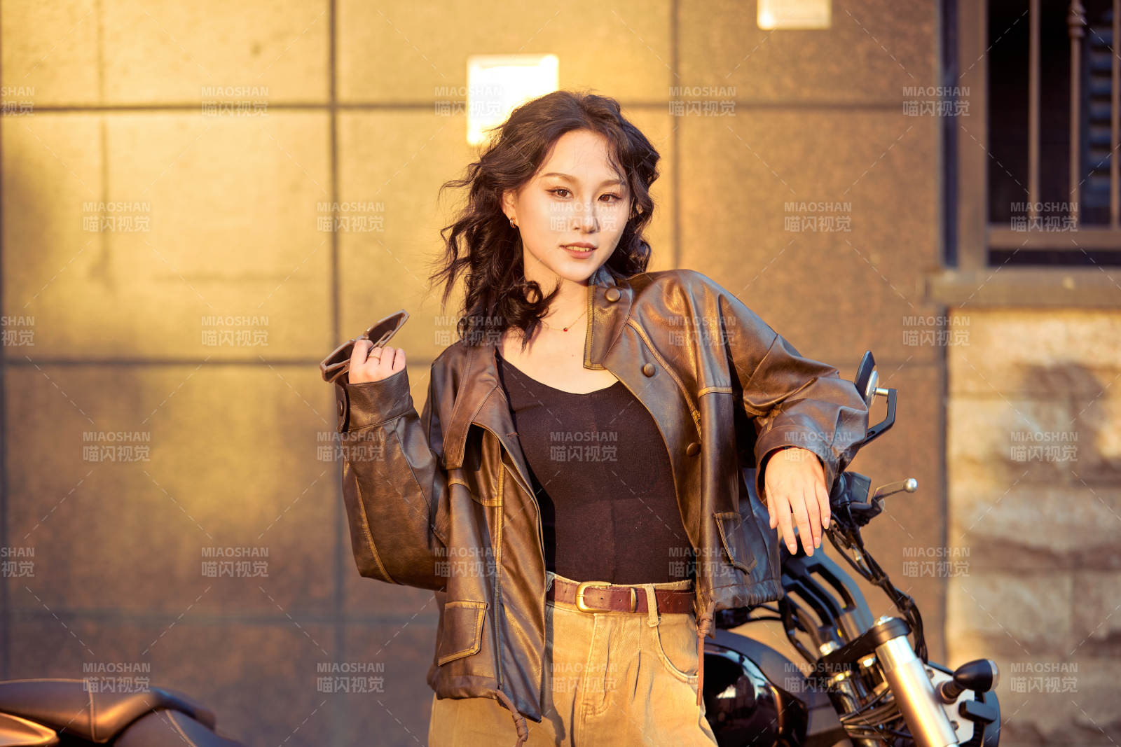 夕阳午后骑复古摩托进行拍照的东方美女图片