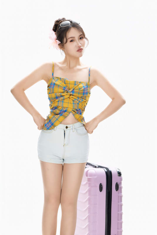 影棚拍摄夏季准备出行旅行的青年女性形象图片