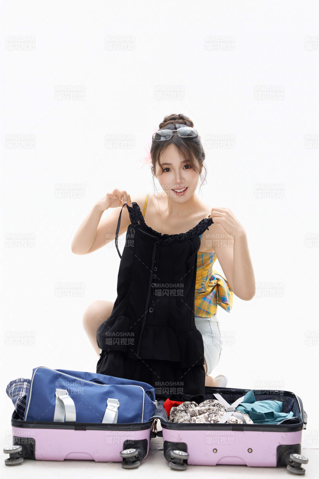 影棚拍摄收拾行李箱的青年女性形象图片