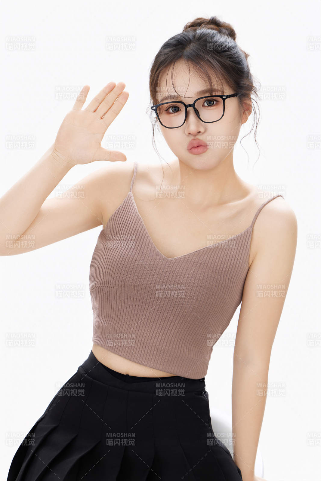 白色背景下青春活力的职业女性形象图片