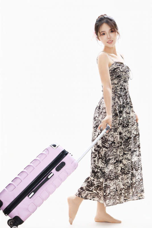 影棚拍摄夏季准备出行旅行的青年女性形象图片