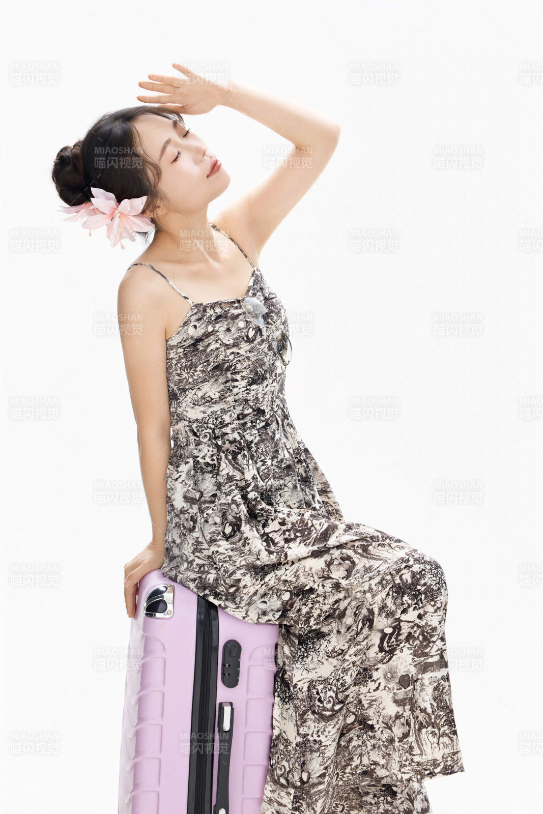 影棚拍摄夏季准备出行旅行的青年女性形象图片