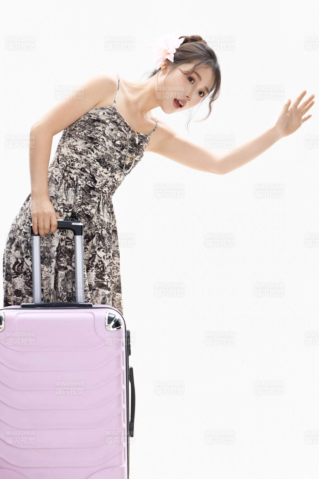 影棚拍摄夏季准备出行旅行的青年女性形象图片