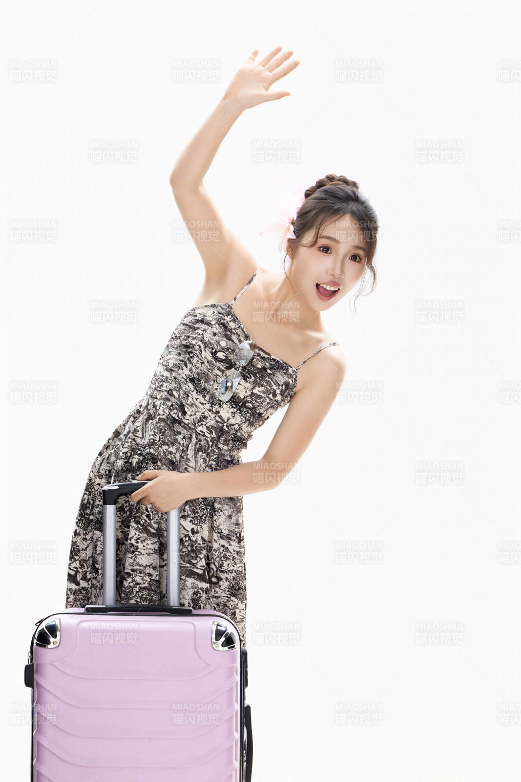 影棚拍摄夏季准备出行旅行的青年女性形象图片