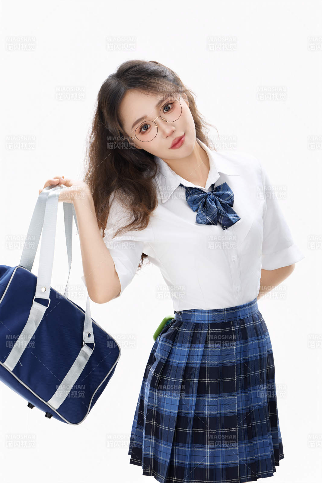 影棚拍摄的身穿高中制服的亚洲美丽少女图片