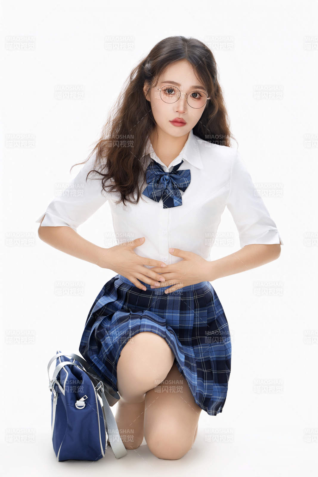影棚拍摄的身穿高中制服的亚洲美丽少女图片