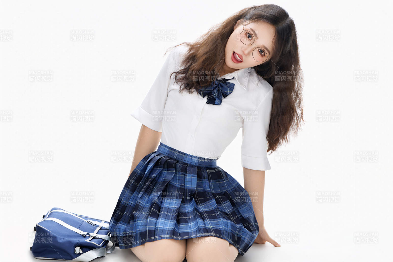 影棚拍摄的身穿高中制服的亚洲美丽少女图片