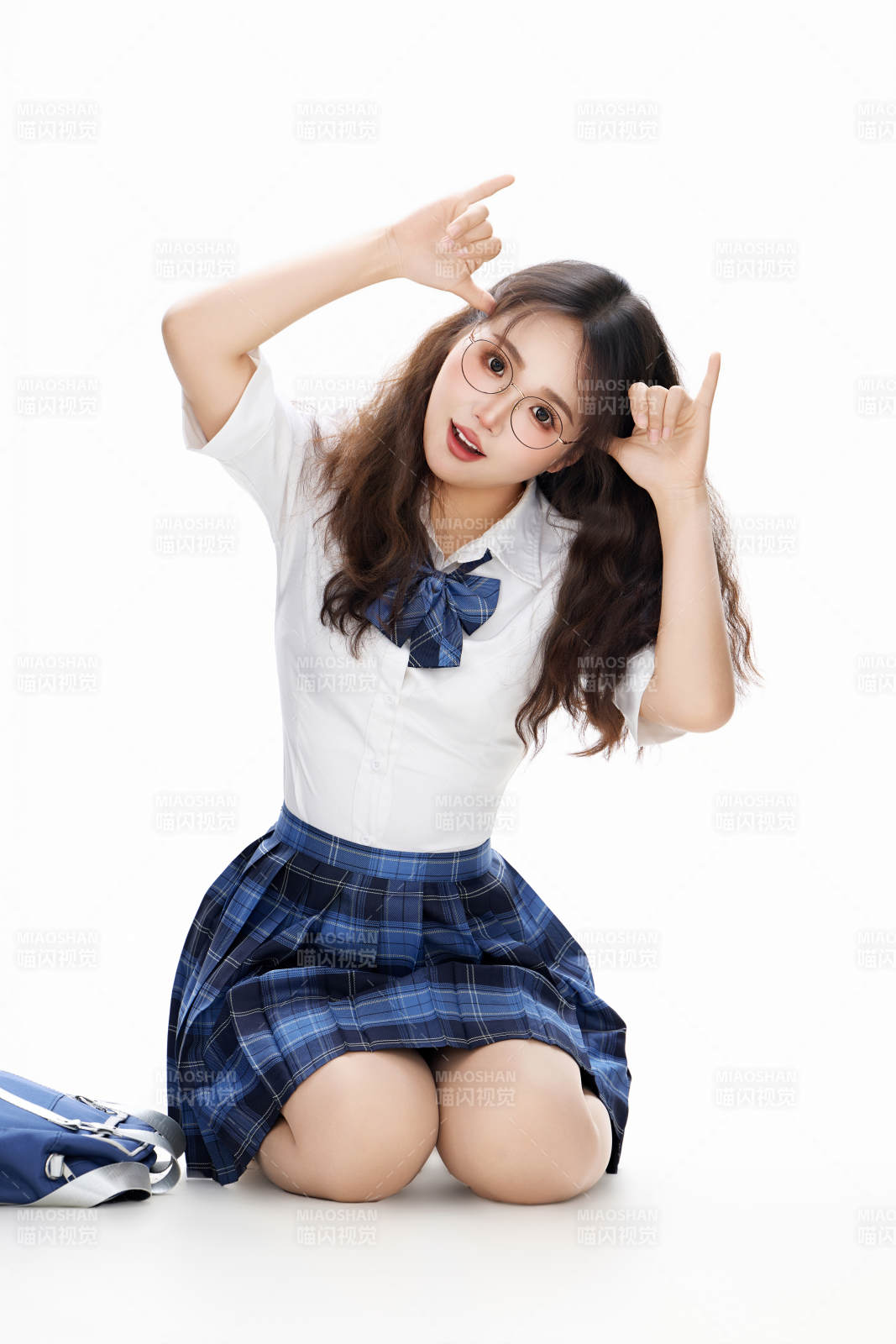 影棚拍摄的身穿高中制服的亚洲美丽少女图片