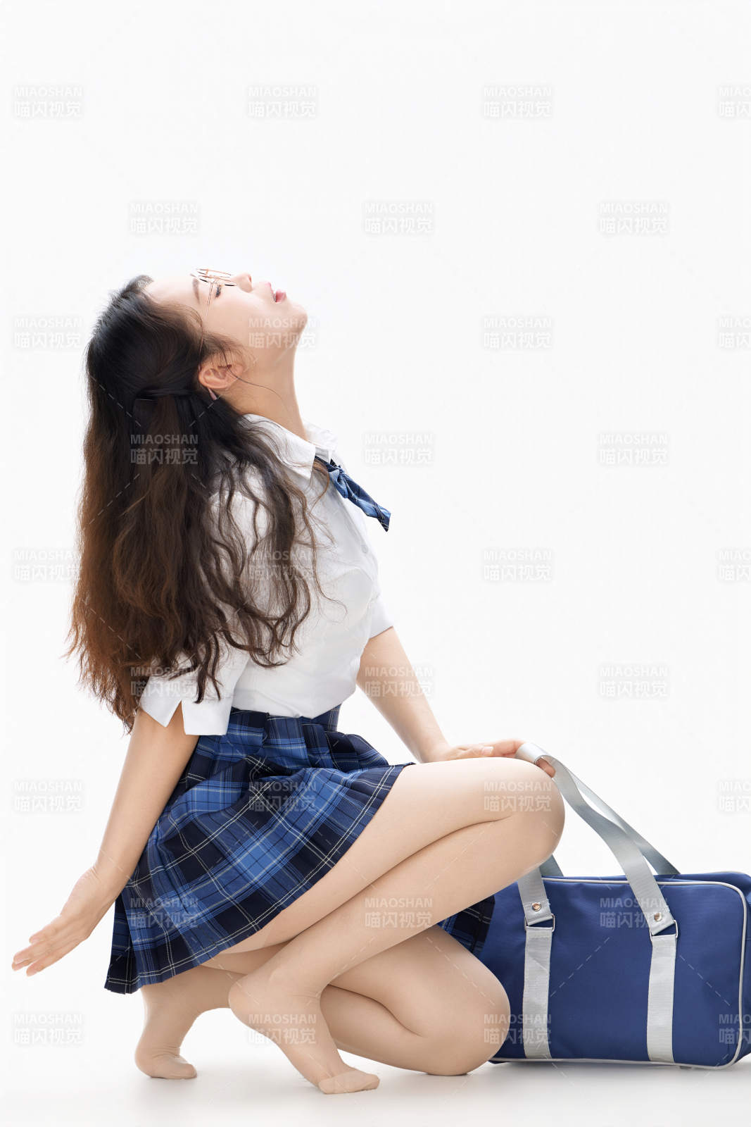 影棚拍摄的身穿高中制服的亚洲美丽少女图片