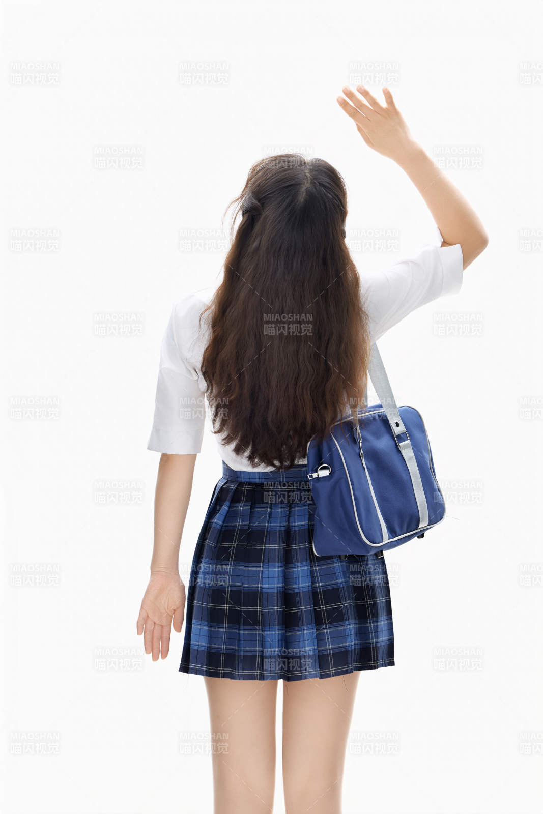 影棚拍摄的身穿高中制服的亚洲美丽少女图片