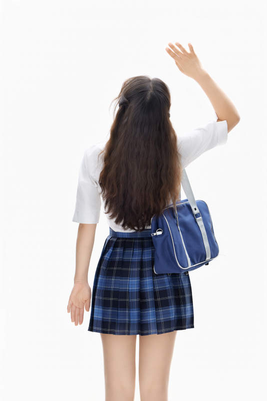 影棚拍摄的身穿高中制服的亚洲美丽少女图片