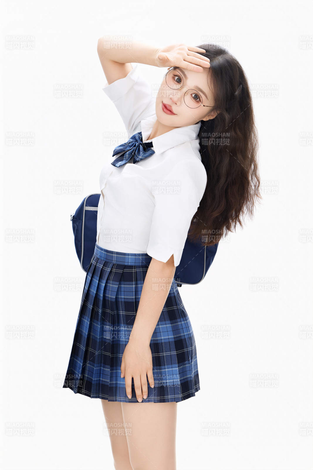 影棚拍摄的身穿高中制服的亚洲美丽少女图片