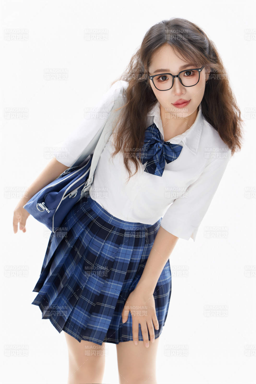 影棚拍摄的身穿高中制服的亚洲美丽少女图片