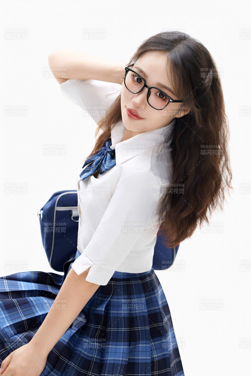 影棚拍摄的身穿高中制服的亚洲美丽少女图片