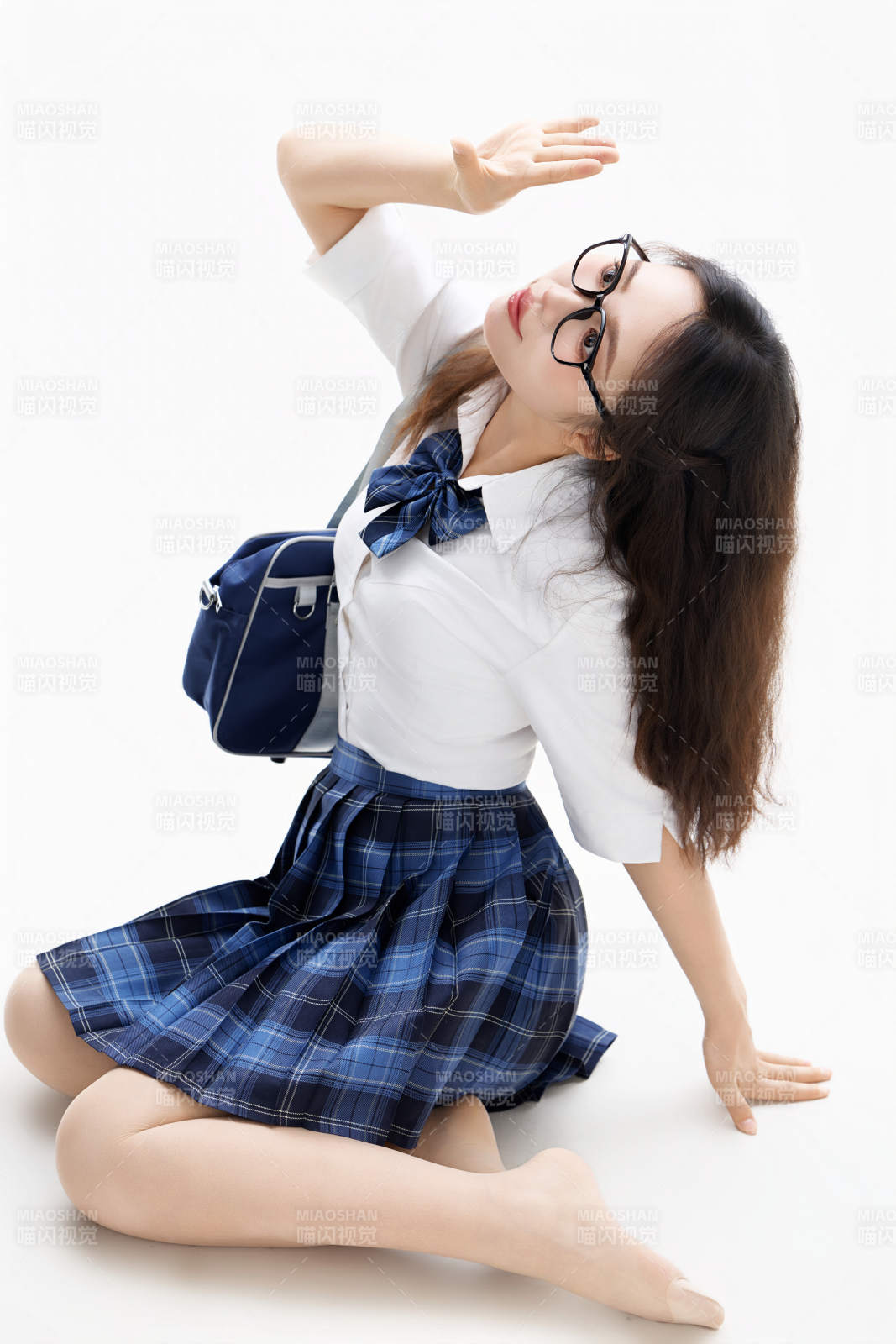 影棚拍摄的身穿高中制服的亚洲美丽少女图片