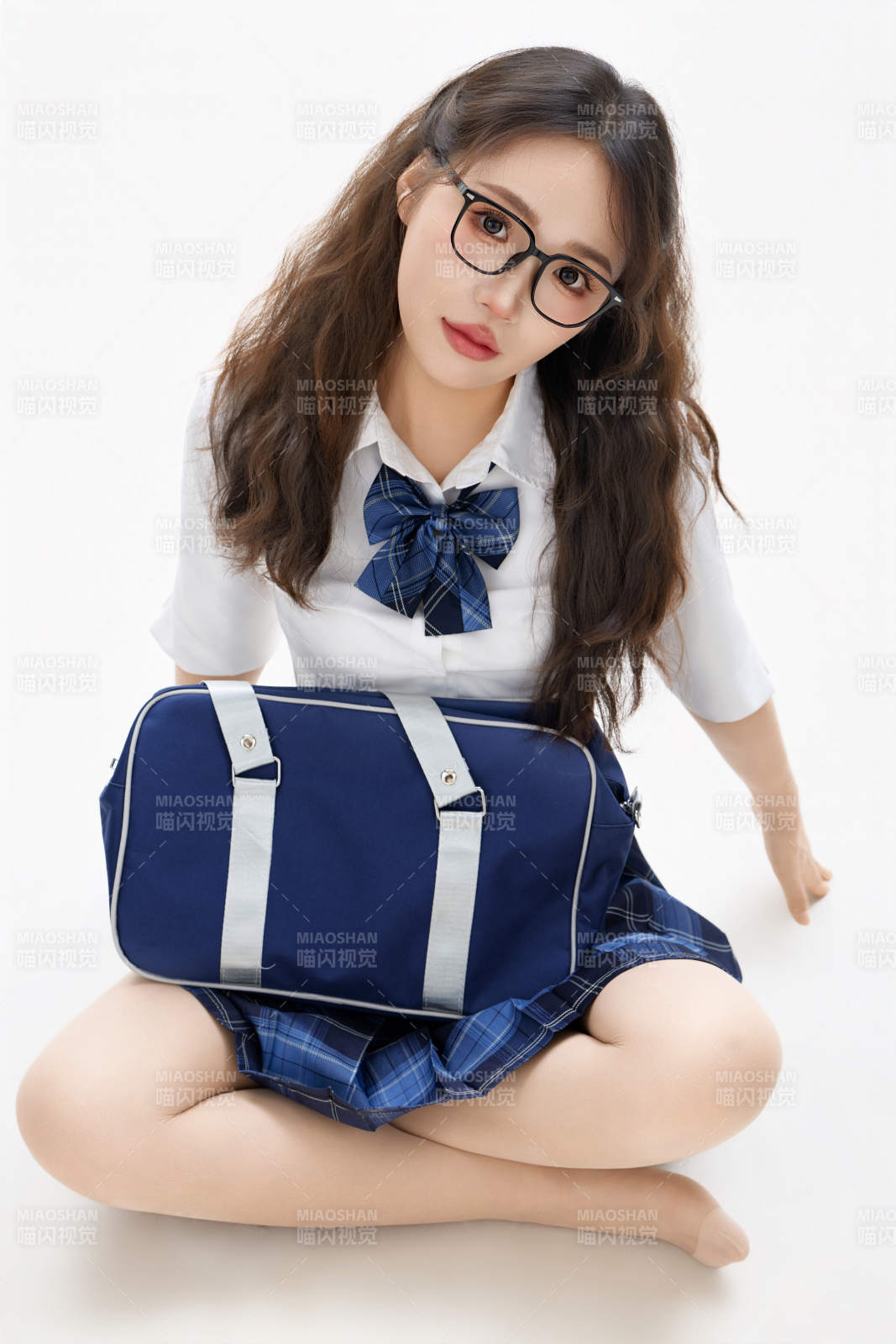 影棚拍摄的身穿高中制服的亚洲美丽少女图片