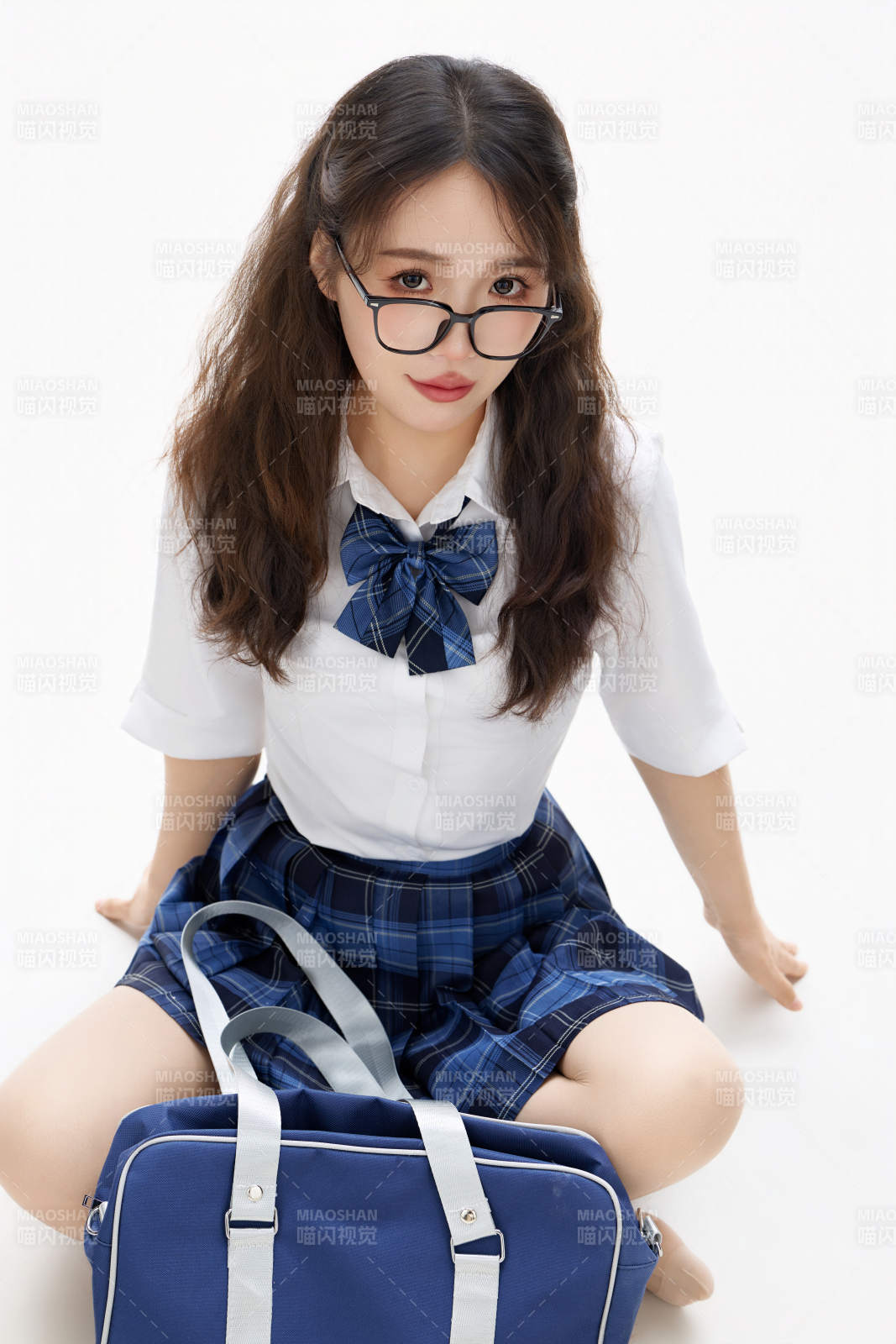 影棚拍摄的身穿高中制服的亚洲美丽少女图片