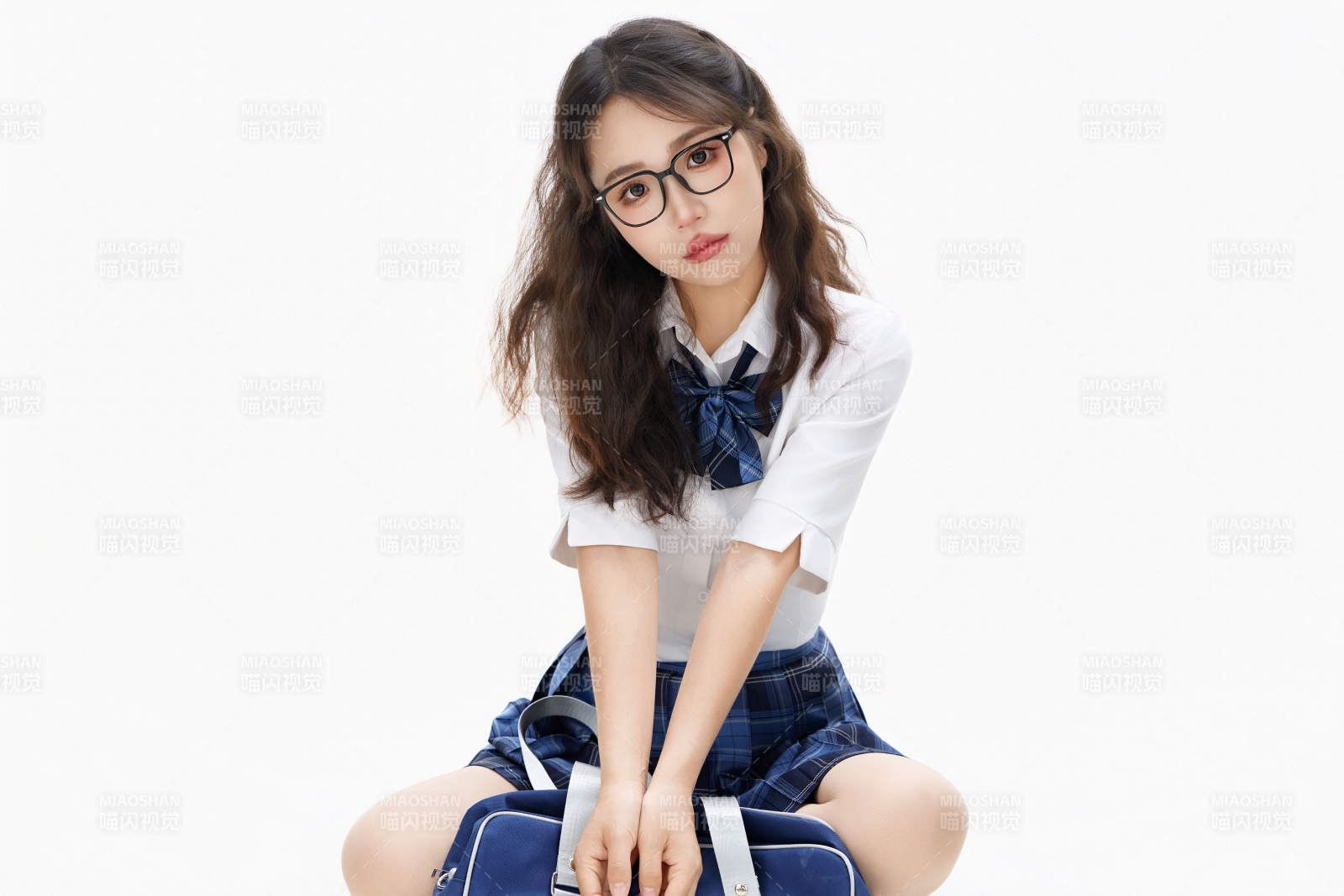 影棚拍摄的身穿高中制服的亚洲美丽少女图片