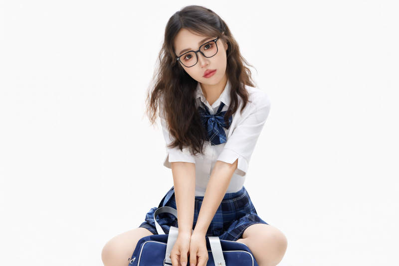 影棚拍摄的身穿高中制服的亚洲美丽少女图片