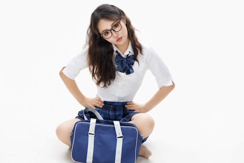 影棚拍摄的身穿高中制服的亚洲美丽少女图片