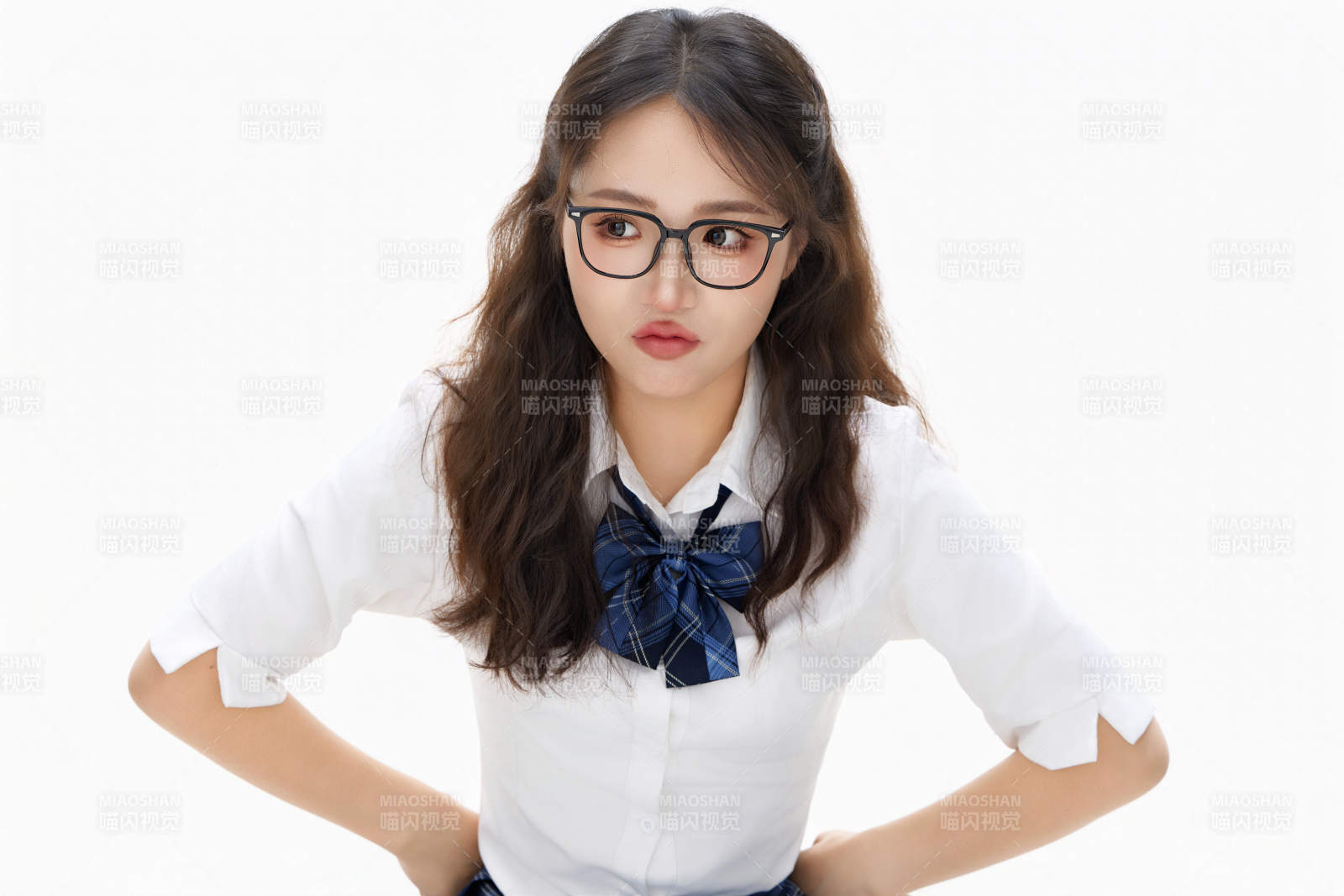 影棚拍摄的身穿高中制服的亚洲美丽少女图片