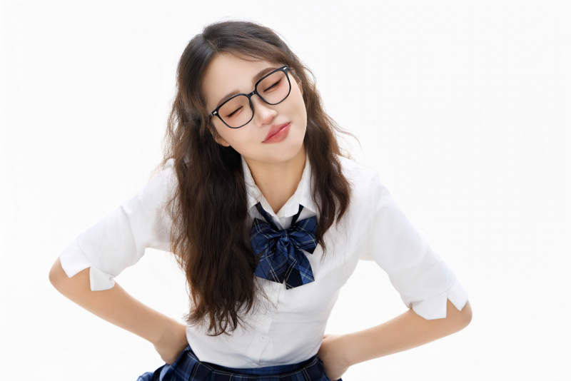 影棚拍摄的身穿高中制服的亚洲美丽少女图片