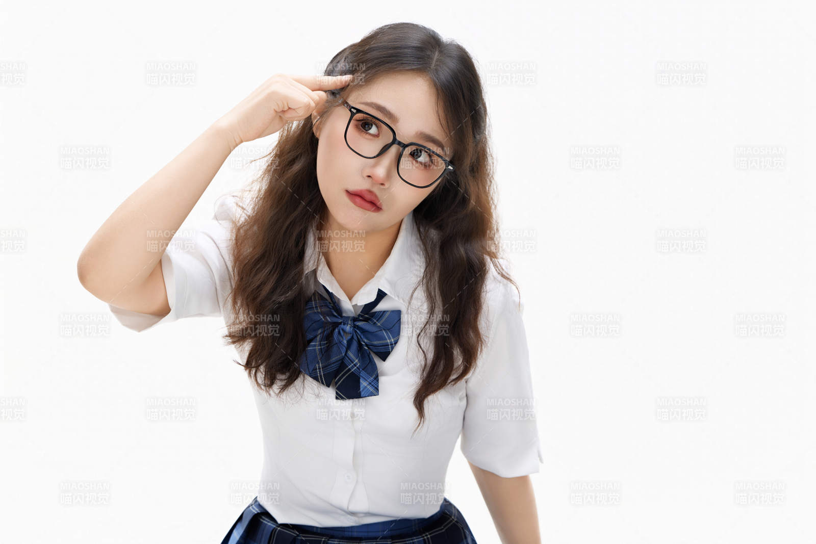 影棚拍摄的身穿高中制服的亚洲美丽少女图片