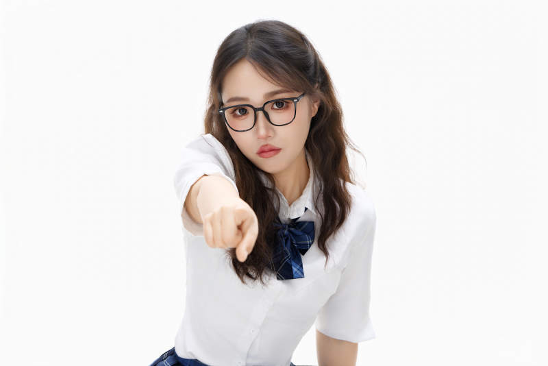 影棚拍摄的身穿高中制服的亚洲美丽少女图片