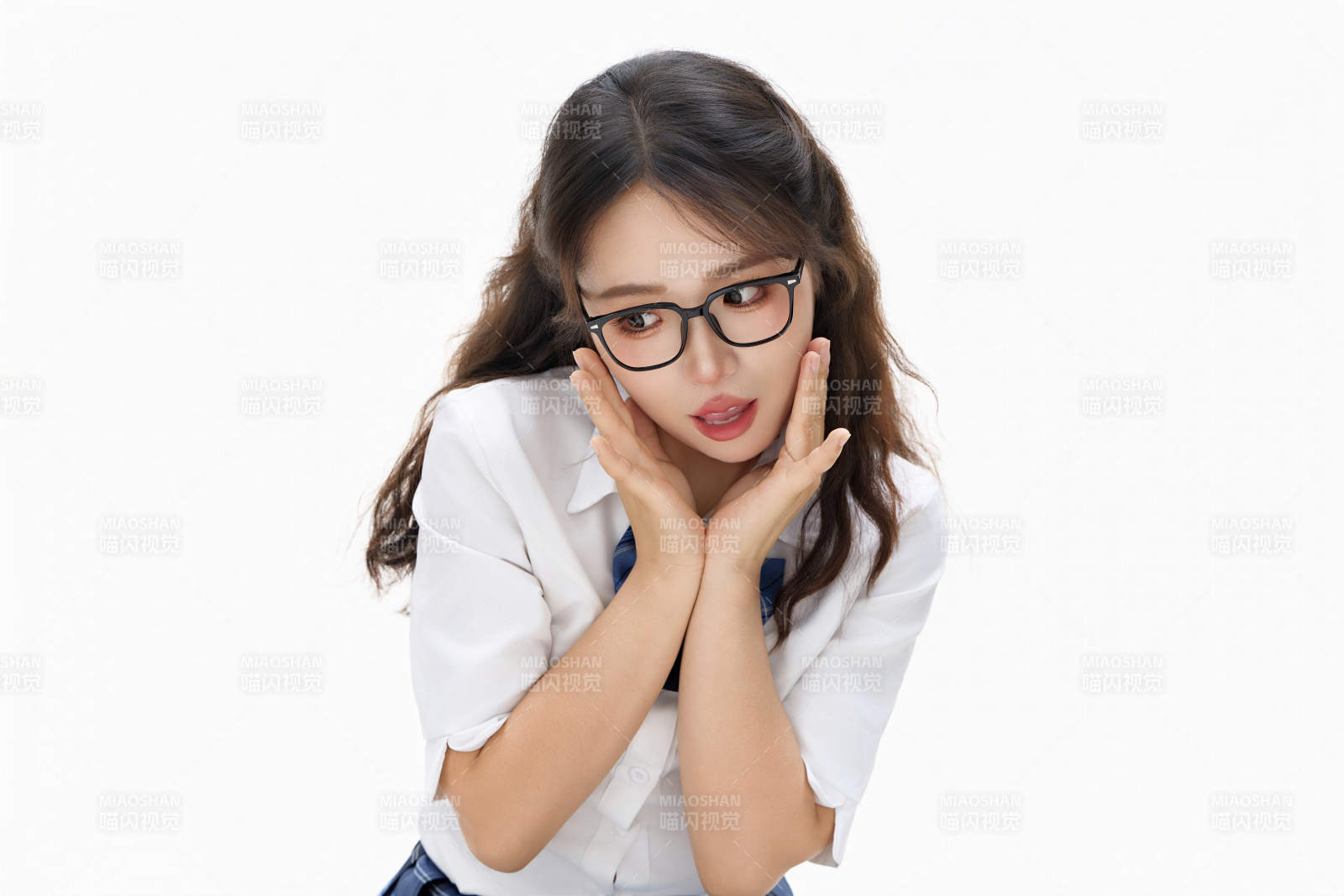 影棚拍摄的身穿高中制服的亚洲美丽少女图片