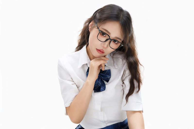 影棚拍摄的身穿高中制服的亚洲美丽少女图片