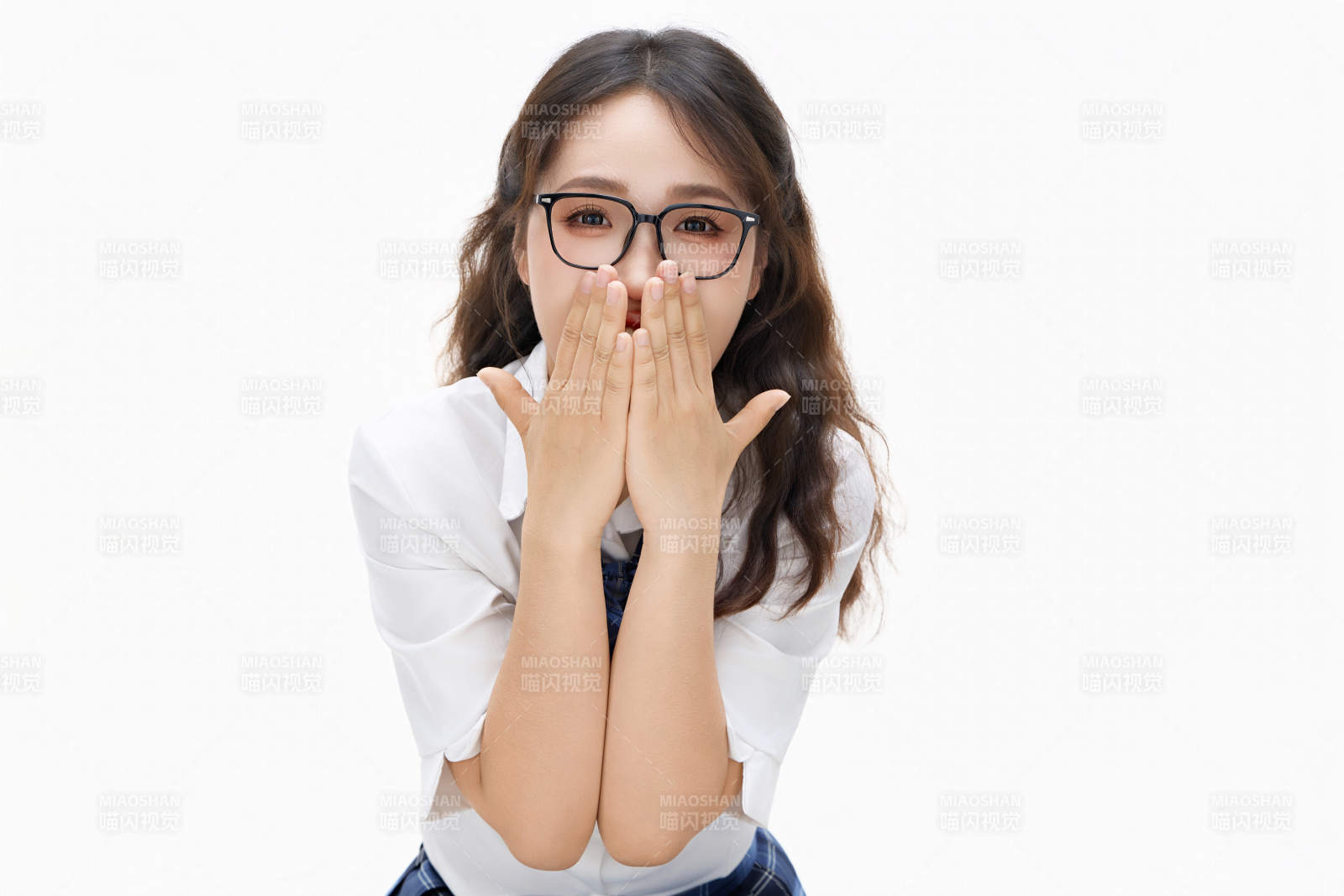 影棚拍摄的身穿高中制服的亚洲美丽少女图片