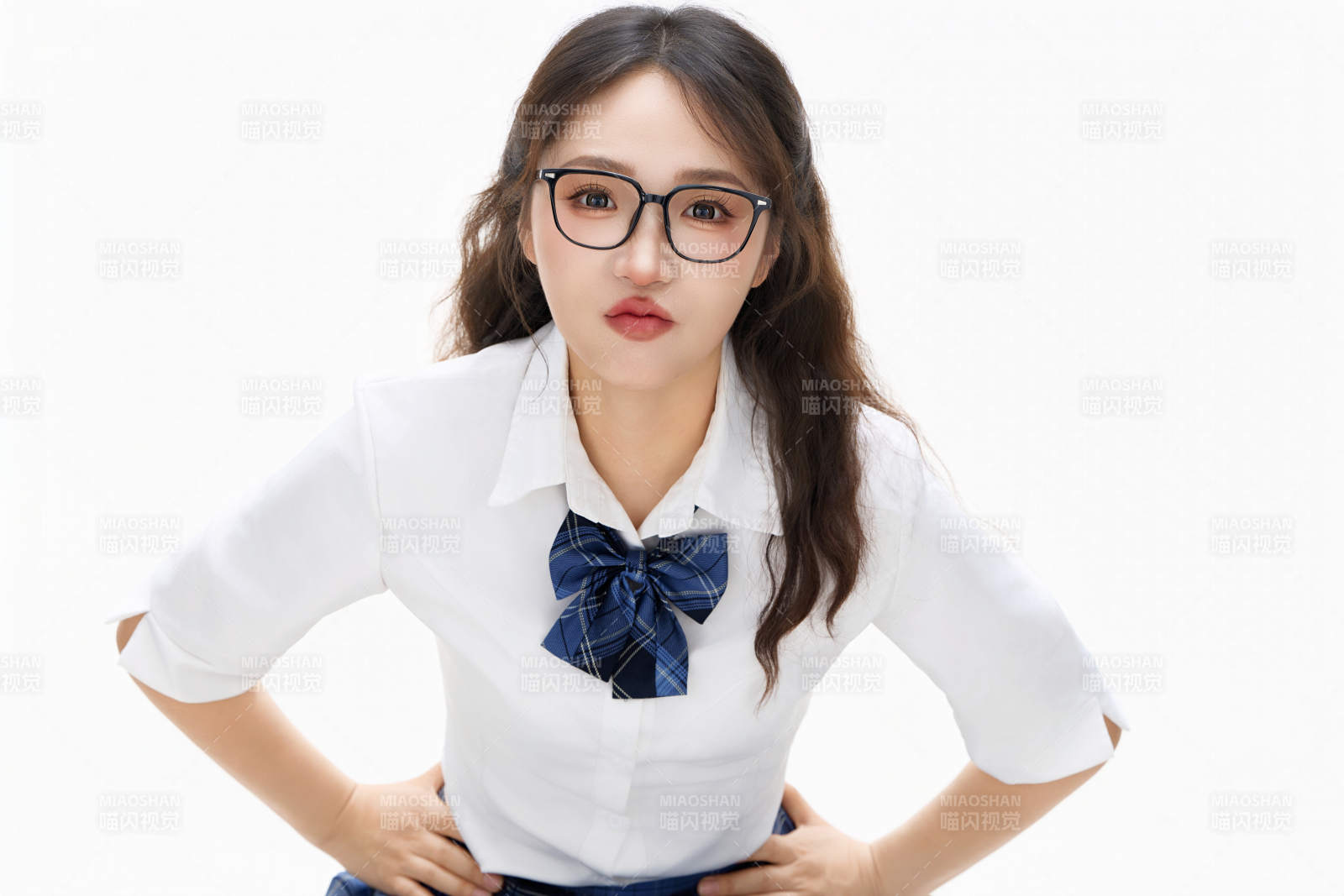 影棚拍摄的身穿高中制服的亚洲美丽少女图片