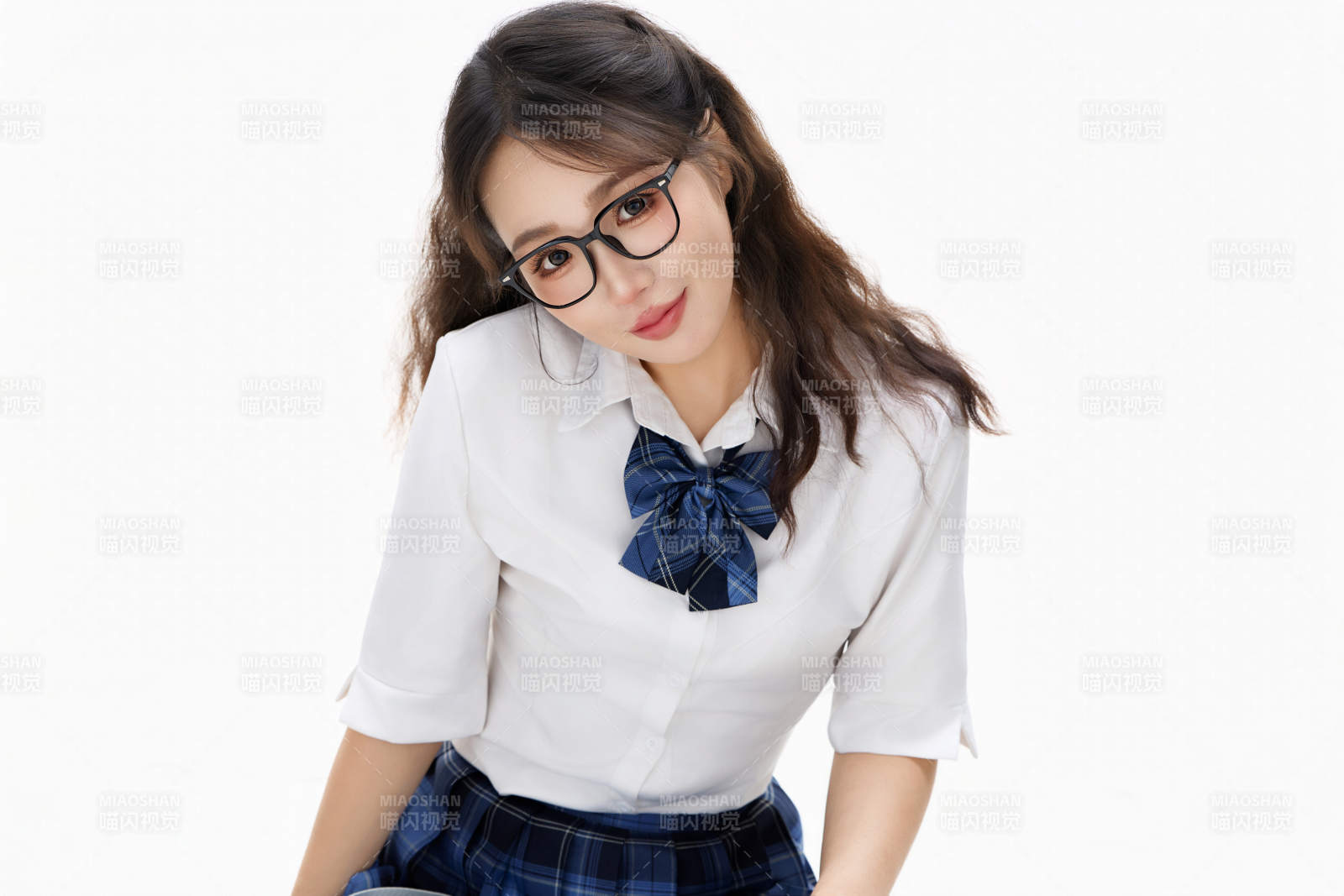 影棚拍摄的身穿高中制服的亚洲美丽少女图片