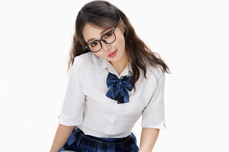 影棚拍摄的身穿高中制服的亚洲美丽少女图片