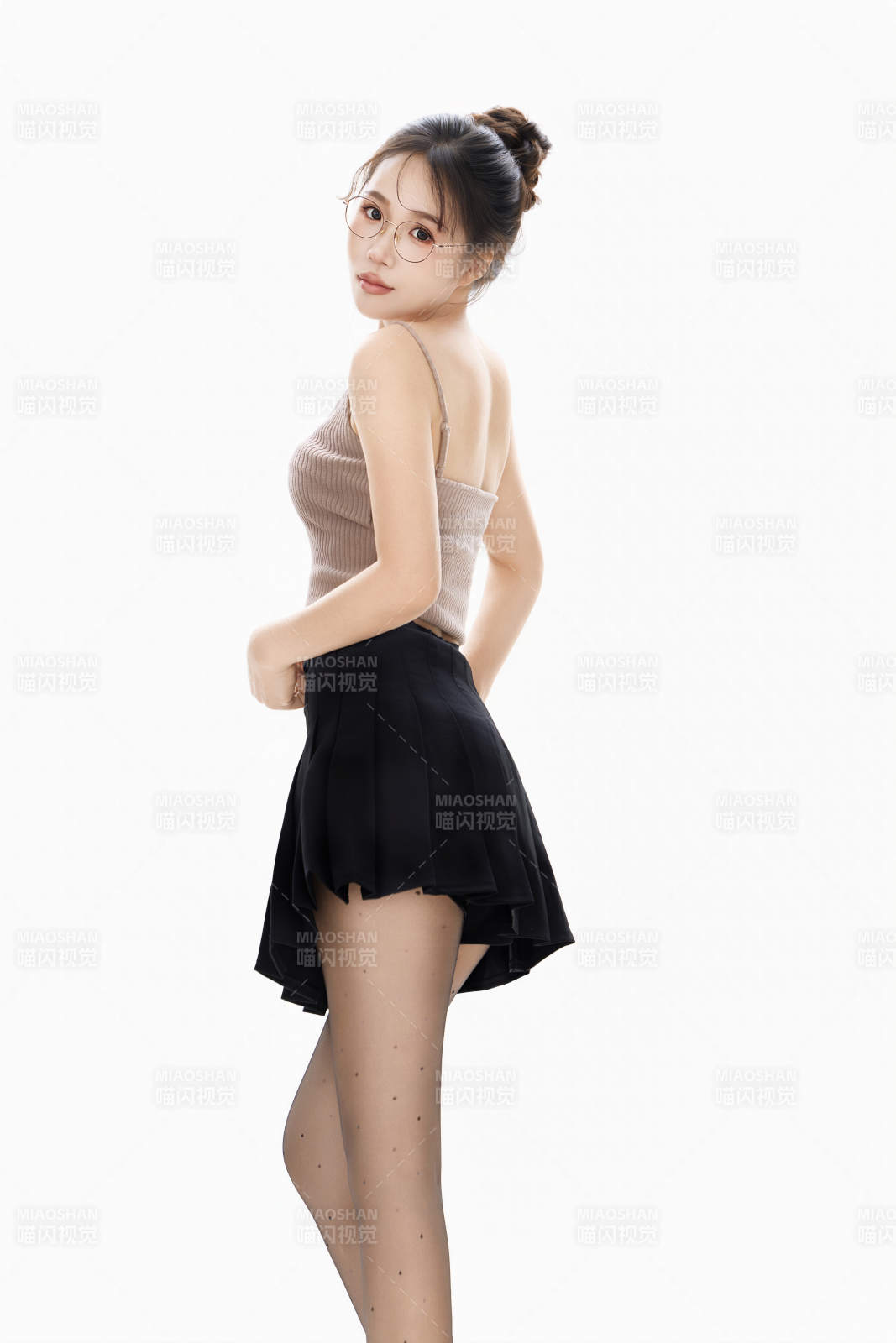 白色背景下青春活力的职业女性形象图片