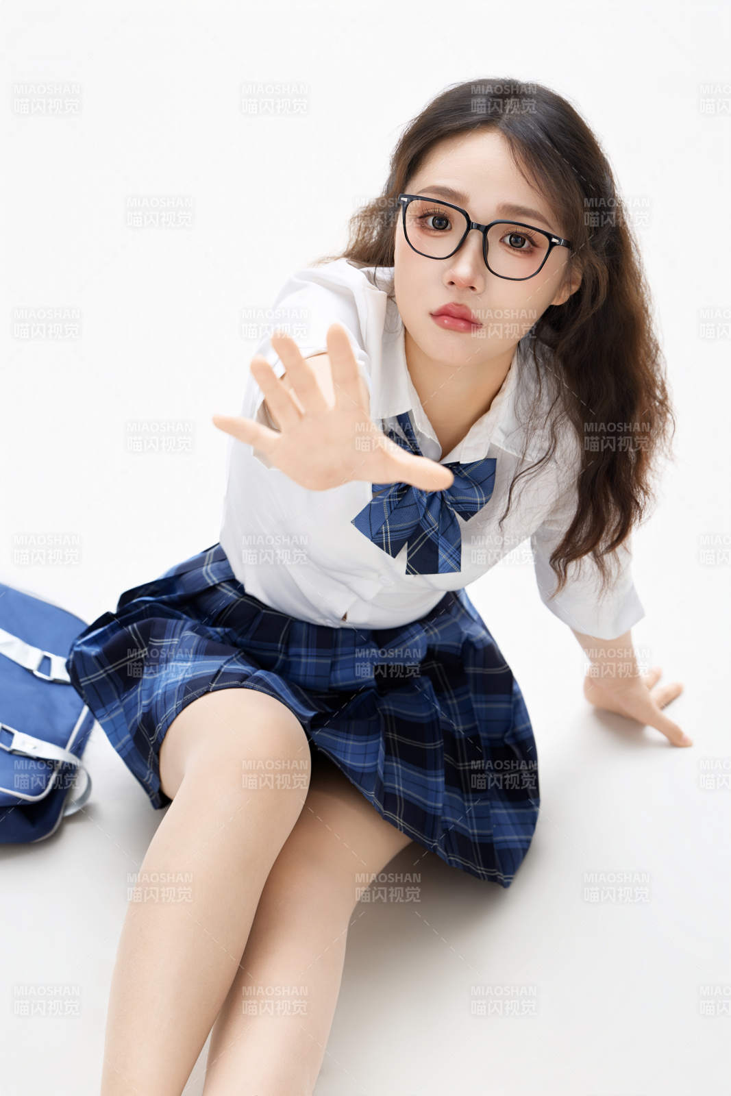 影棚拍摄的身穿高中制服的亚洲美丽少女图片