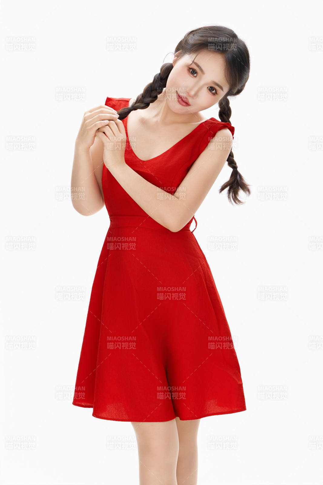 影棚拍摄穿着红色连衣裙的亚洲美女图片