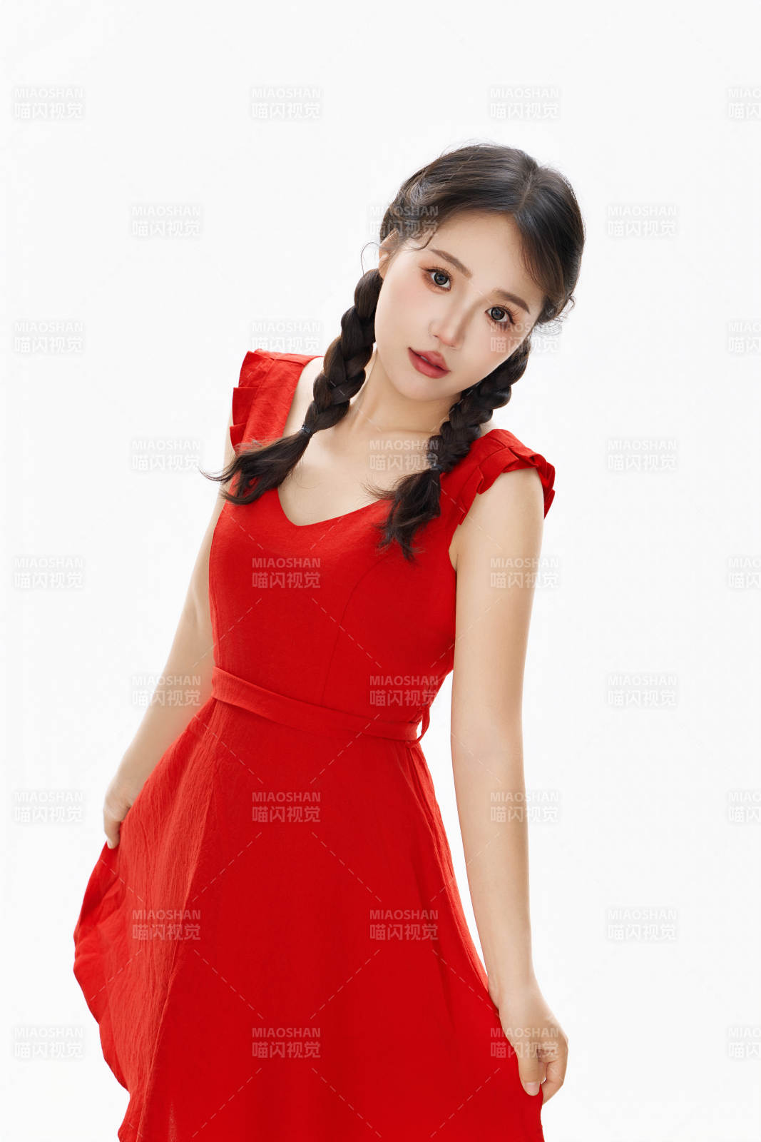 影棚拍摄穿着红色连衣裙的亚洲美女图片