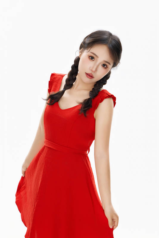 影棚拍摄穿着红色连衣裙的亚洲美女图片