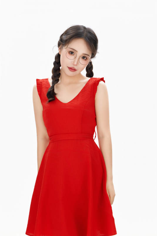 影棚拍摄穿着红色连衣裙的亚洲美女图片