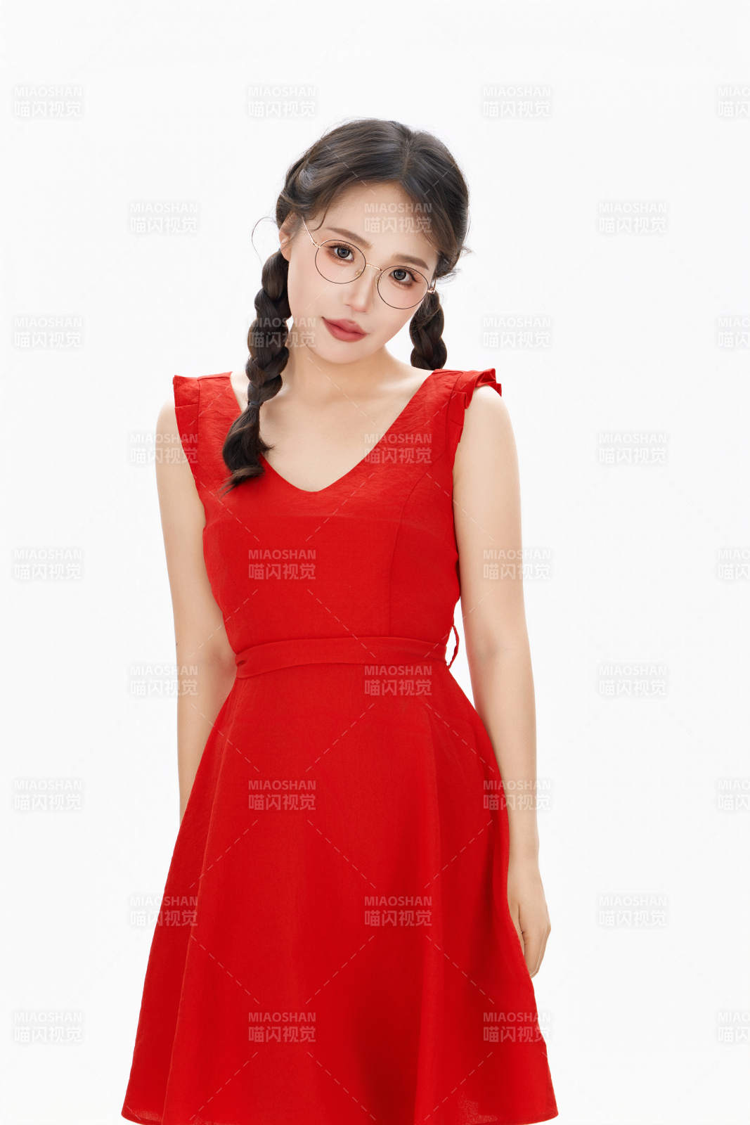 影棚拍摄穿着红色连衣裙的亚洲美女图片