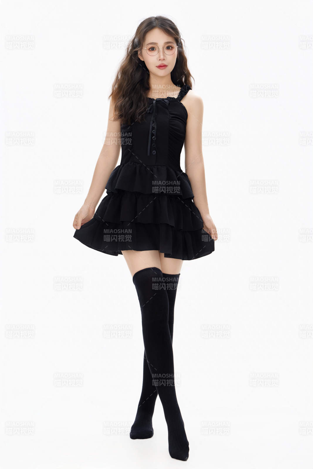 影棚拍摄穿着黑色套裙长筒袜的亚洲美女图片