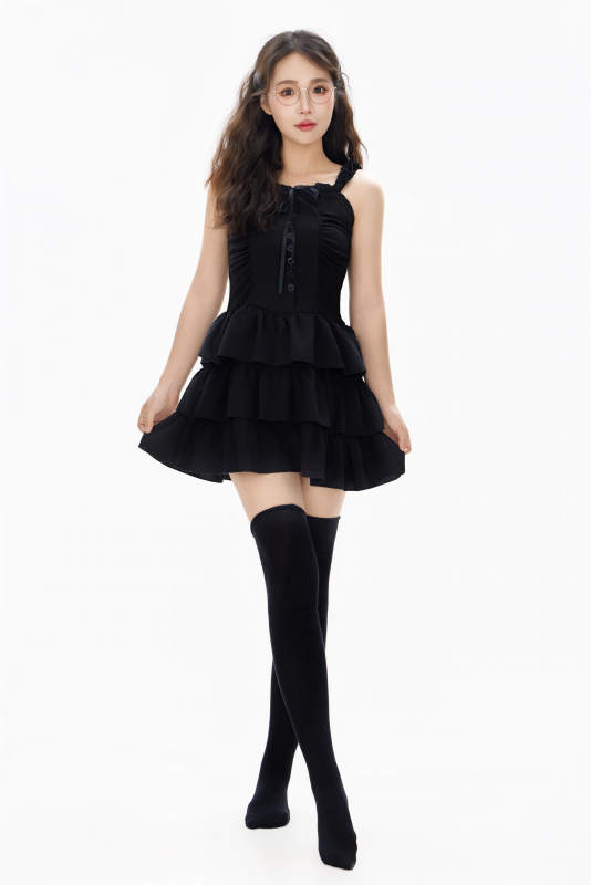 影棚拍摄穿着黑色套裙长筒袜的亚洲美女图片