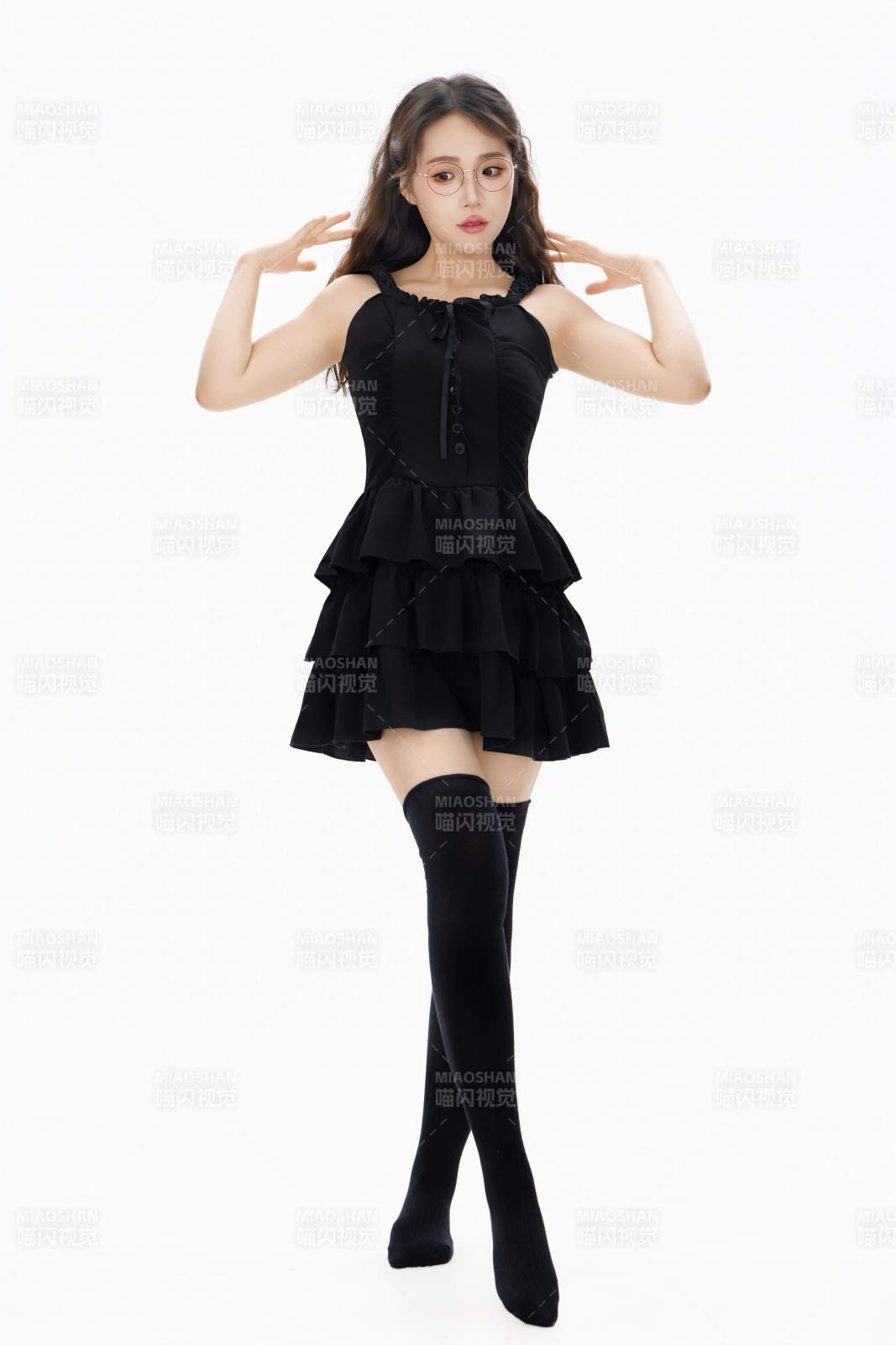 影棚拍摄穿着黑色套裙长筒袜的亚洲美女图片