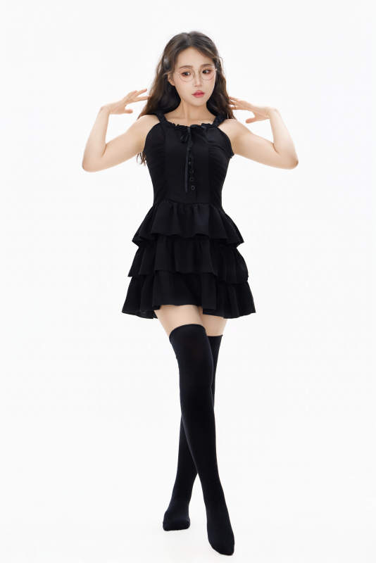 影棚拍摄穿着黑色套裙长筒袜的亚洲美女图片