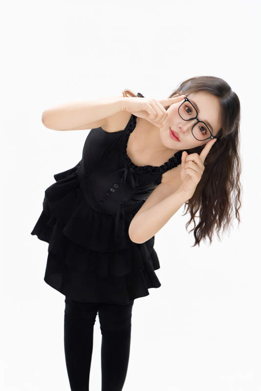 影棚拍摄穿着黑色套裙长筒袜的亚洲美女图片