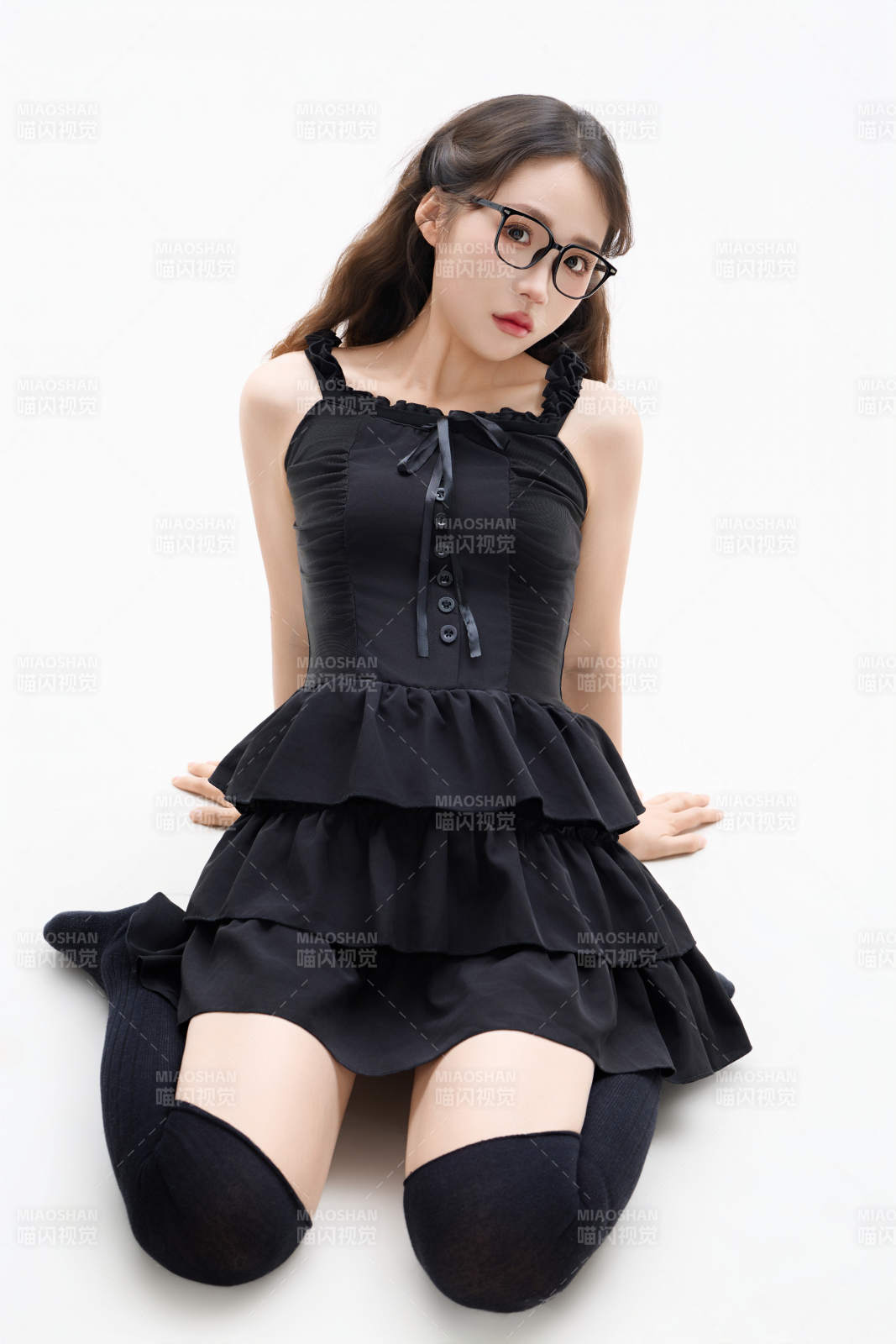 影棚拍摄穿着黑色套裙长筒袜的亚洲美女图片