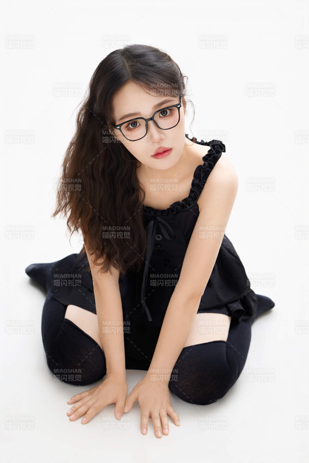 影棚拍摄穿着黑色套裙长筒袜的亚洲美女图片