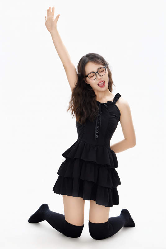 影棚拍摄穿着黑色套裙长筒袜的亚洲美女图片